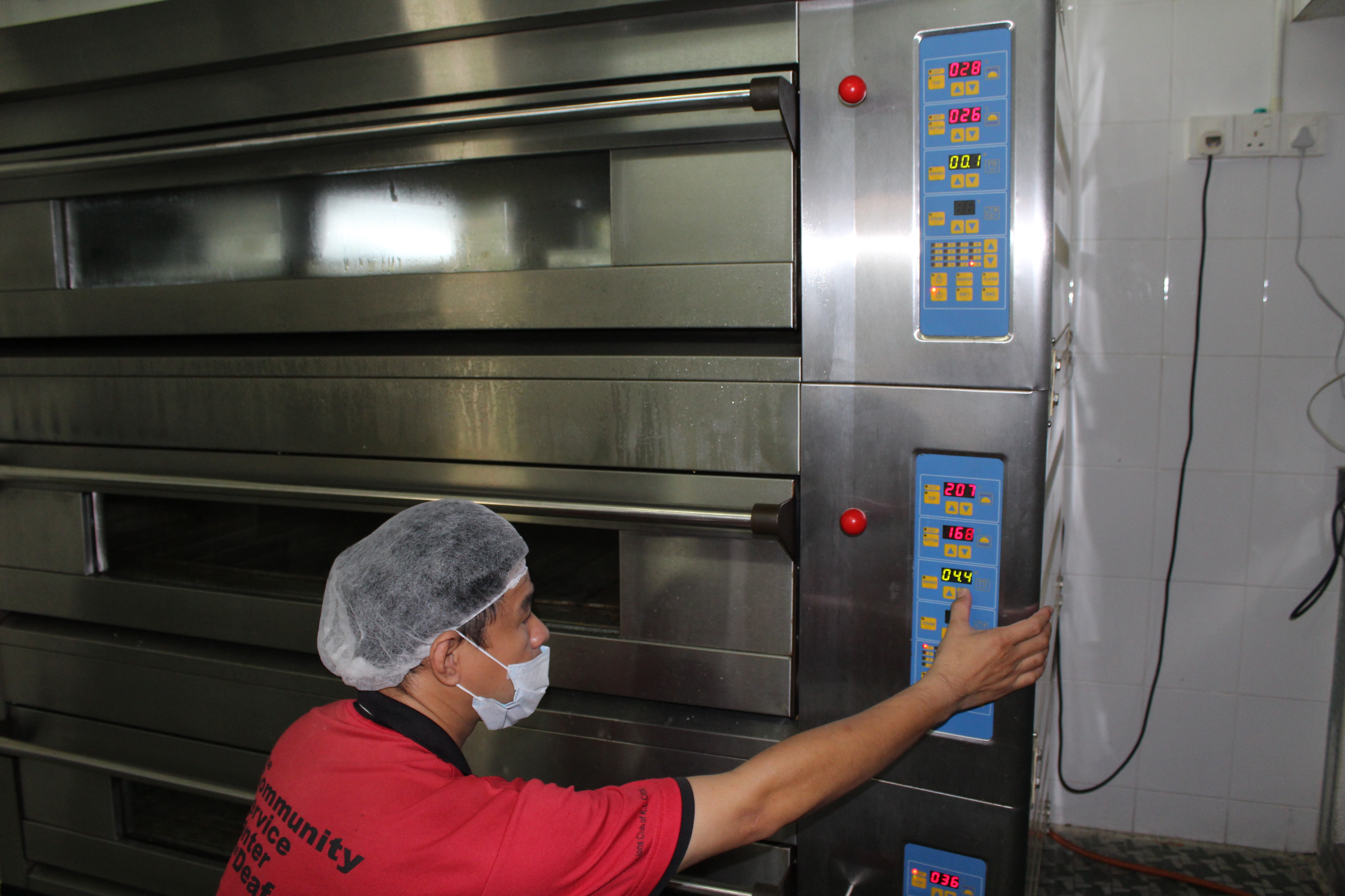 Rojak Daily/Zoe Liew Head chef Khew Yun Loi demonstrates how the three-tier oven works.